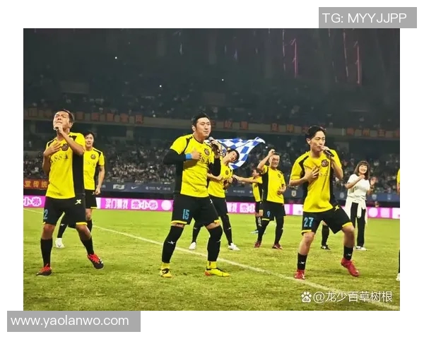 与足球明星亲密合影的精彩瞬间记录你的足球梦想与热情